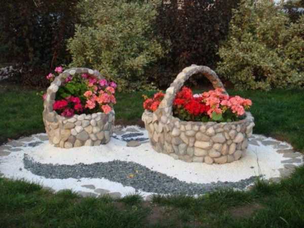 Клумба декоративная своими руками фото – декор из камней, красивое оформление цветников во дворе дачи для начинающих