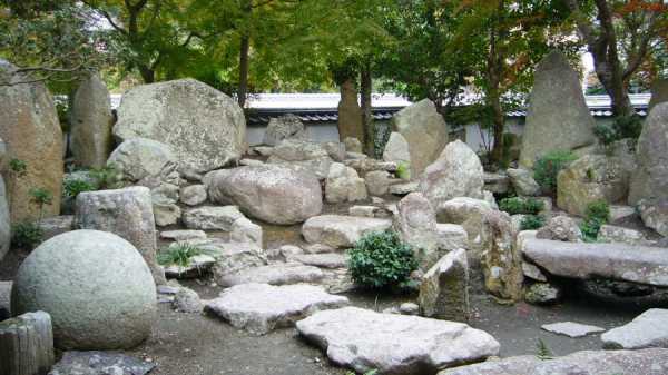 Клумбы из камней и кирпича – Клумбы из камней своими руками. Фото клумбы из кирпича