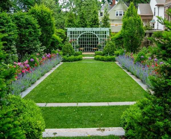 Красивый дизайн двора частного дома фото – современные красивые дворики с беседкой и проекты ландшафта придомовых территорий