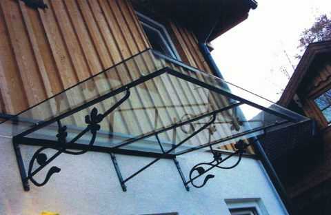 Крыльцо на дачу – закрытое или открытое, деревянное или из кирпича,с навесом из поликарбоната или козырьком, фотогалерея