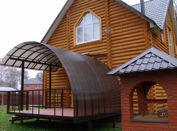 Крыльцо на дачу – закрытое или открытое, деревянное или из кирпича,с навесом из поликарбоната или козырьком, фотогалерея