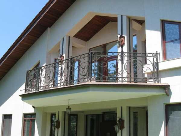 Крыльцо в частном доме фото с балконом – Дизайн крыльца дома - 55 фото идей изумительного оформления крыльца в частном доме