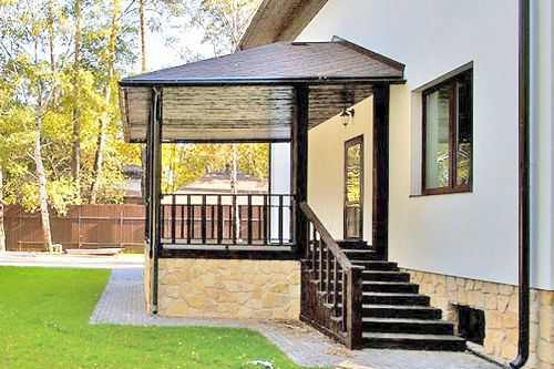 Крыльцо в частном доме фото с балконом – Дизайн крыльца дома - 55 фото идей изумительного оформления крыльца в частном доме