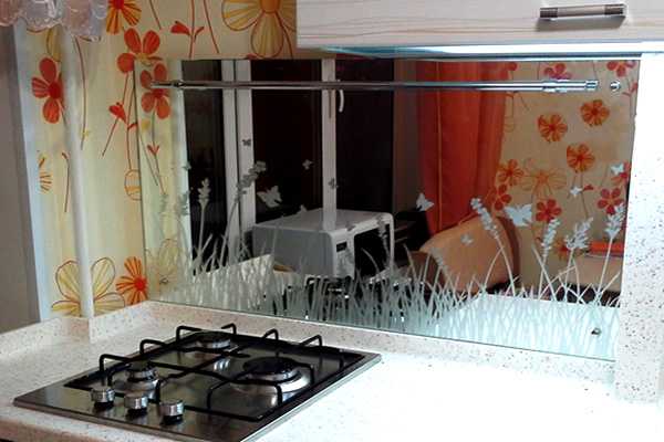 Кухня с зеркальным фартуком фото – Зеркальный фартук для кухни: фото идеи и отзывы, кухонный дизайн с применением зеркал