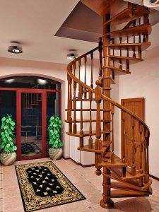 Лестницы деревянные в частный дом – видео-инструкция по монтажу своими руками, чем красить, обработать, как рассчитать, какую краску выбрать, фото и цена
