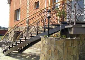 Лестницы к дому – фото металлических в частном, парадная своими руками, строительство, как сделать в здании на второй этаж, оформление