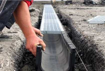 Лотки для ливневого дренажа – устройство дренажных желобов для ливневой канализации, нержавеющий и композитный водосточный канал с решетками для отвода дождевой воды