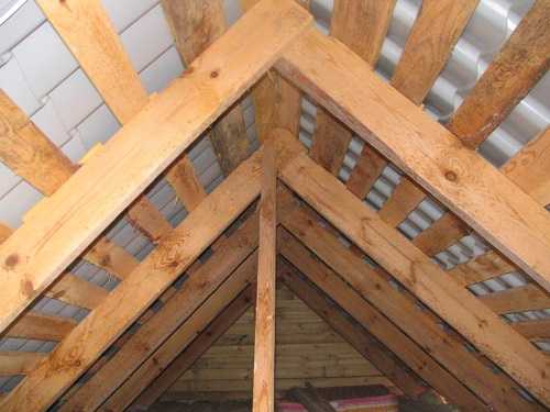 Монтаж деревянных стропил – как рассчитать размеры и усиление стропильной крыши, правильно сделать монтаж, инструкции на фото и видео