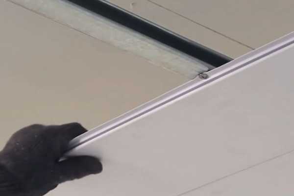 Монтаж потолочных панелей пвх своими руками видео – Установка ПВХ-панелей на потолок — видео укладки потолочных изделий из пластика
