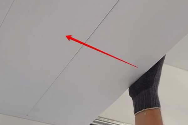 Монтаж потолочных панелей пвх своими руками видео – Установка ПВХ-панелей на потолок — видео укладки потолочных изделий из пластика