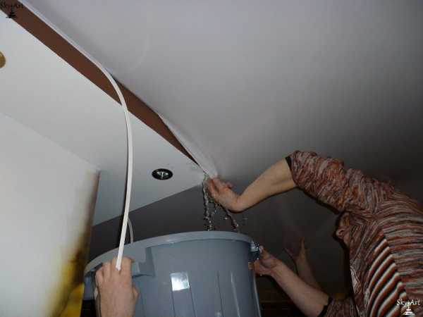 Натяжной потолок с водой фото – Как слить воду с натяжного потолка, убираем воду после затопления