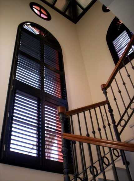 Окно на лестнице в частном доме – встроенный шкаф-купе, туалет, кухня, камин, мебель под лестничными пролетами в гостиной, прихожей – план, фото дизайна, окна на лестнице, интерьер с ящиками в ступеньках