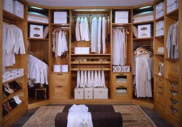 Оснащение гардеробной комнаты – оборудование, как обустроить комнату, комплектующие освещения, фурнитура, фото изготовления скамьи, вентиляция без окна, комплекс
