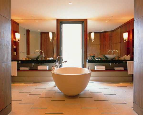 Освещение в ванной маленькой – Необычный дизайн маленькой ванной комнаты. Освещение в маленькой ванной комнате. Вертикальные полоски из плитки для ванной комнате