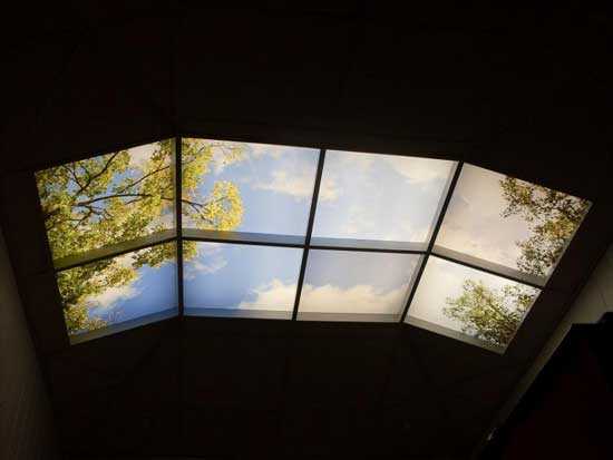 Отделка мансардных потолков – Отделка потолка на мансарде - варианты дизайна, как подобрать освещение, какой потолочный плинтус использовать, чем лучше обшить поверхность, фото и видео примеры