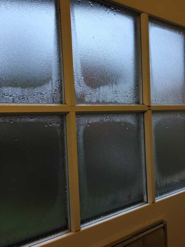 Почему на окнах конденсат в квартире – причины и решение проблемы. Как избавиться от конденсата на пластиковых окнах