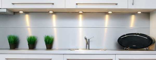 Подсветка на кухню светодиодная – Монтаж светодиодной ленты на кухне своими руками: как установить подсветку, видео-инструкция