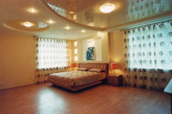 Подвесные потолки в спальню фото – картинки, потолки двухуровневые, дизайн потолка спальни с рисунком и фотопечатью