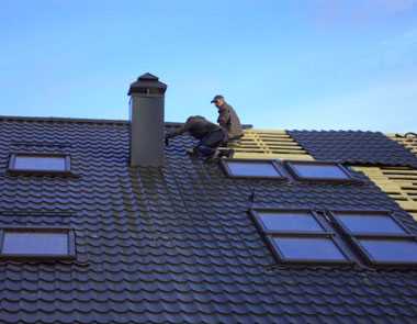 Покрытие крыши металлочерепицей своими руками видео – Как крыть крышу металлочерепицей своими руками: подробная инструкция