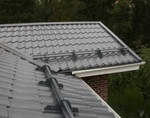 Покрытие крыши металлочерепицей своими руками видео – Как крыть крышу металлочерепицей своими руками: подробная инструкция