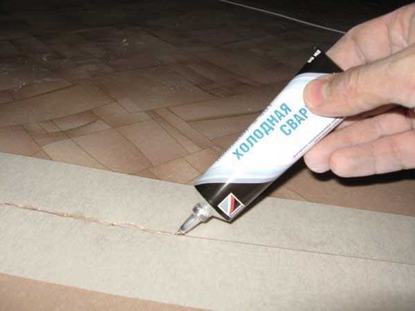 Положить линолеум на бетонный пол – Укладка линолеума на бетонный пол: как правильно класть и стелить напольное покрытие - тонкости технологии, как положить и чем приклеить