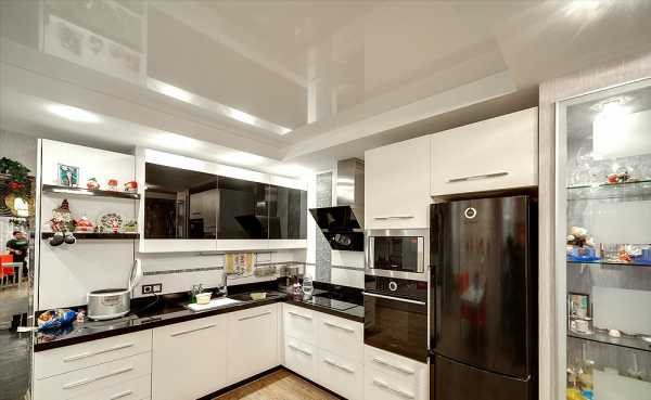 Потолки натяжные кухня фото – с газовой плитой, отзывы, недостатки и проблемы, дизайн, плюсы и минусы в гостиной, совмещенной с кухней, видео