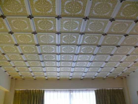 Потолочная плитка из пенополистирола фото – как выбрать для потолка, чем можно покрасить пенопластовые плиточные покрытия, размеры изделий