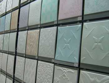 Потолочная плитка из пенополистирола фото – как выбрать для потолка, чем можно покрасить пенопластовые плиточные покрытия, размеры изделий