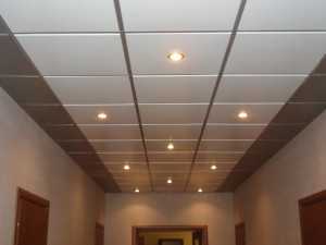 Потолок подвесной из алюминиевых панелей – Алюминиевые потолки - как сделать установку и монтаж своими руками, характеристика кассетных конструкций, инструкции на фото и видео