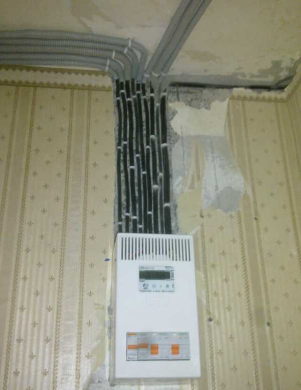 Разводка электрики по квартире по потолку – прокладка кабеля, проводка в квартире под натяжным потолком, разводка света в гофре, крепление проводов, чем и как крепить электропроводку к потолку