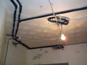 Разводка электрики по квартире по потолку – прокладка кабеля, проводка в квартире под натяжным потолком, разводка света в гофре, крепление проводов, чем и как крепить электропроводку к потолку