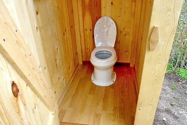 Септик для уличного туалета – Туалет для дачи (175 фото): как сделать дачный вариант без запаха и откачки своими руками, деревенская постройка