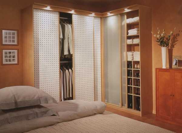 Шкаф в спальню угловой с распашными дверями варианты фото – встраиваемые радиусные для одежды, прикроватные, навесные и другие варианты, большой платяной шифоньер