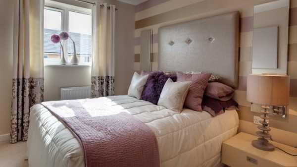 Современные варианты поклейки обоев в спальне фото – Интерьер спальни с обоями двух видов + фото