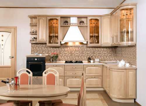 Светлая кухня в классическом стиле – Кухня в классическом стиле - идеи дизайна с фото, оформление интерьера в светлых или белых тонах, выбор обоев и отделка