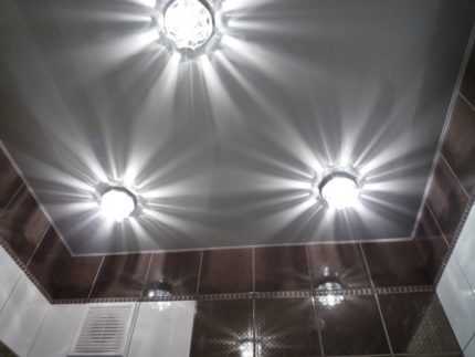 Точечные светильники в ванной комнате фото – Точечные потолочные светильники для ванной: фото, как выбрать, какие бывают, безопасность использования.