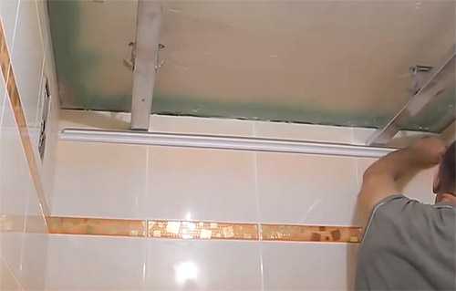 Установка пвх панелей в ванной на потолок – Технология монтажа и дизайнерские решения потолка из пластиковых панелей в ванной: 49 фото