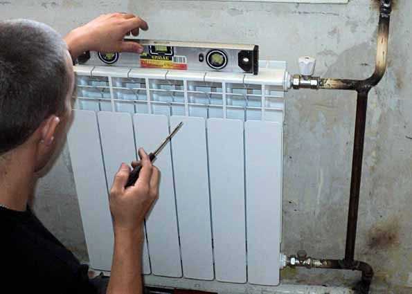 Установка радиаторов отопления в квартире своими руками видео – Установка батарей отопления в квартире: монтаж радиаторов своими руками, как правильно установить и подключить