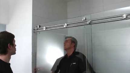 Установка стеклянных дверей в душ – видео-инструкция по монтажу своими руками, особенности петель, резинок пластиковых дверец, гармошек 70 см для душевого уголка, цена, фото