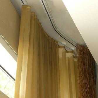 Виды потолочных карнизов для штор фото – пластиковый вариант на потолок, размеры для разных штор, отделка и оформление, примеры в интерьере