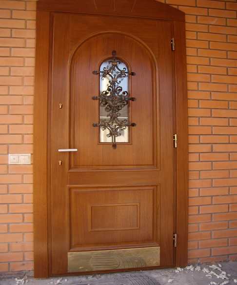 Внутренние двери входные деревянные – видео-инструкция по монтажу своими руками, особенности теплых конструкций из дерева для частного загородного коттеджа, какие лучше, цена, фото
