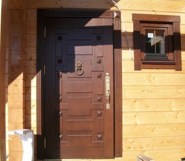 Внутренние двери входные деревянные – видео-инструкция по монтажу своими руками, особенности теплых конструкций из дерева для частного загородного коттеджа, какие лучше, цена, фото
