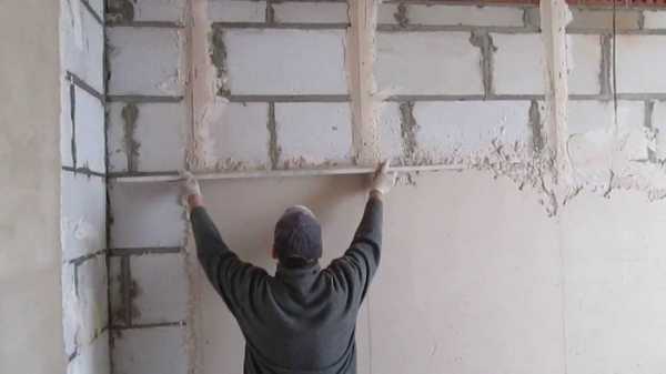 Выравнивание стен видео штукатуркой – Технология выравнивания стен штукатуркой и гипсокартоном своими руками, видео уроки, выбор строительных смесей и гипсокартона для выравнивания стены