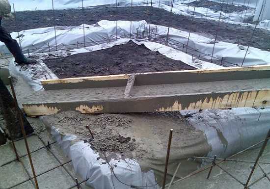 Заливка бетона в минусовую температуру – При какой температуре можно заливать бетон: цементирование на улице
